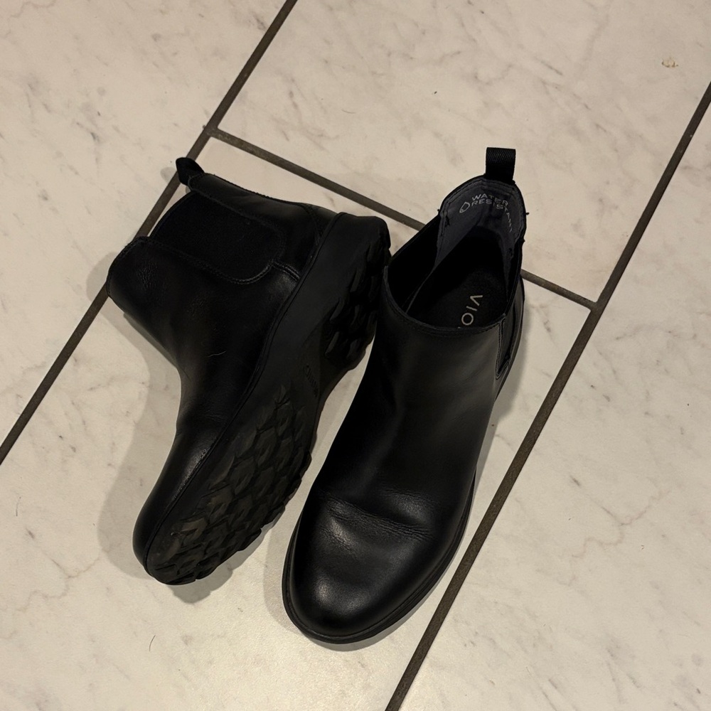 Vionic Chelsea Boots